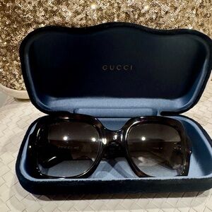 Gucci Elegant Black Sunglasses